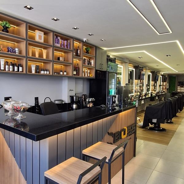 Bancada com máquina de café e prateleira de produtos e bebidas