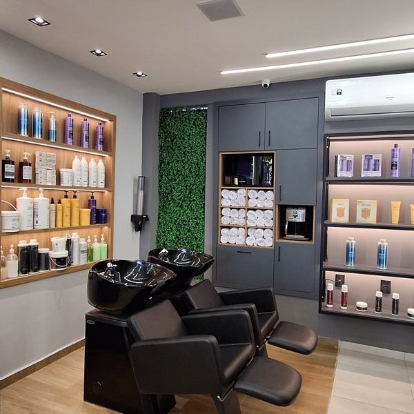 Área de lavatório e nichos com cosméticos profissionais de alta qualidade